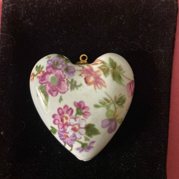 Vintage Porcelain Painted Floral Heart Pendant - Picture 3 of 4